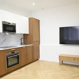 Cuisine équipée et coin télévision de l'appartement Jean Médecin