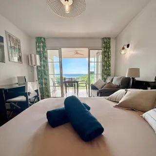 Chambre ouverte sur la terrasse et la mer à Sainte-Anne